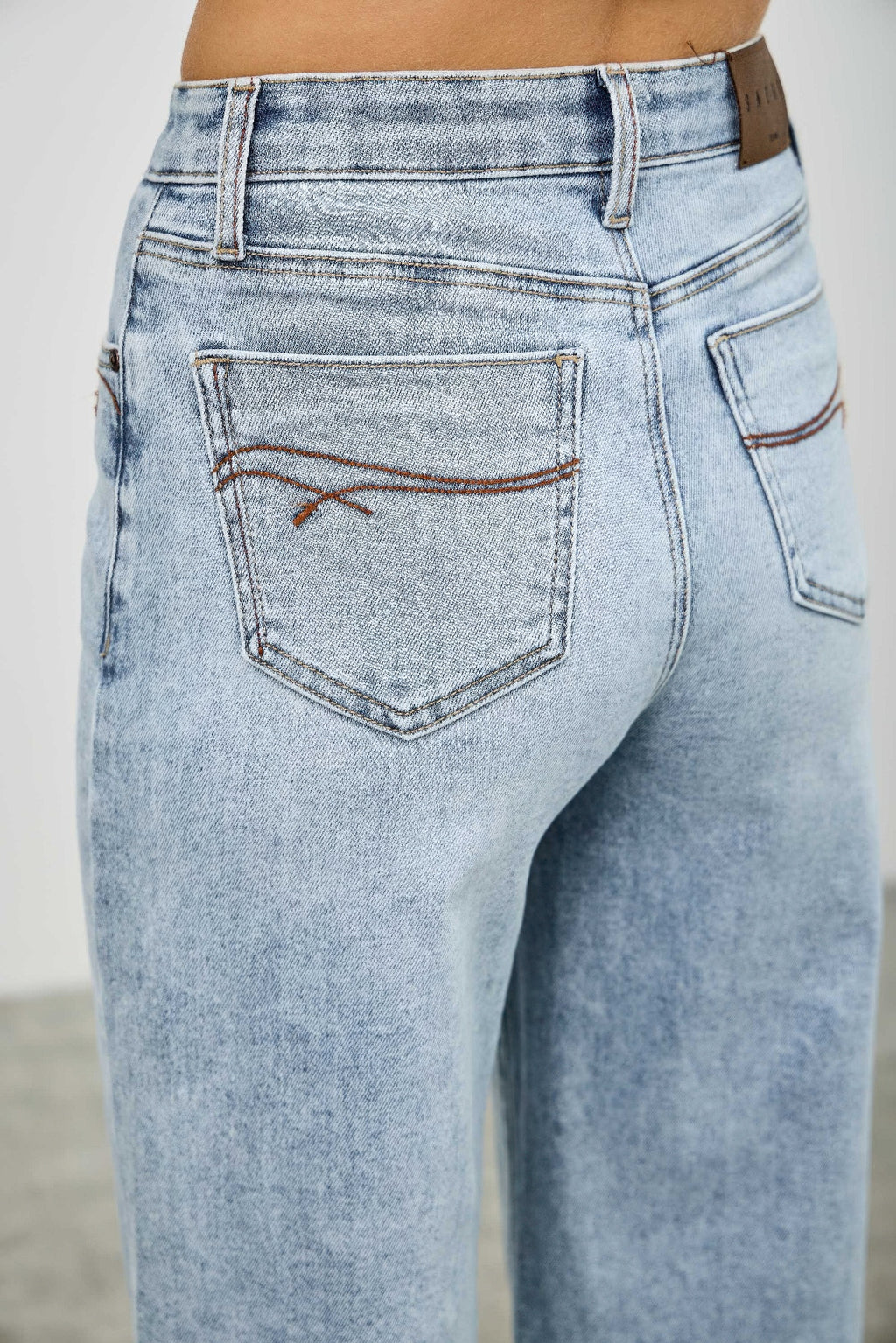 High Rise Classic Wide-Leg Jeans -