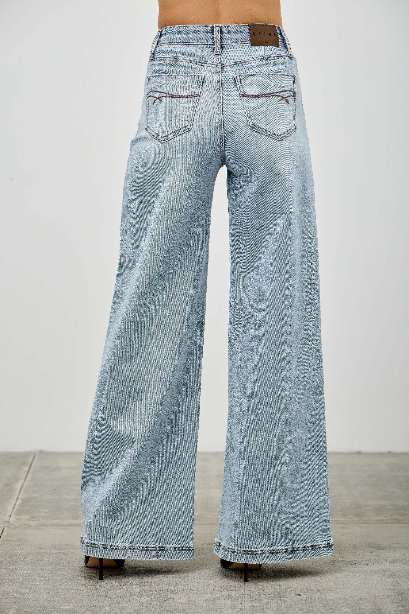 High Rise Classic Wide-Leg Jeans -