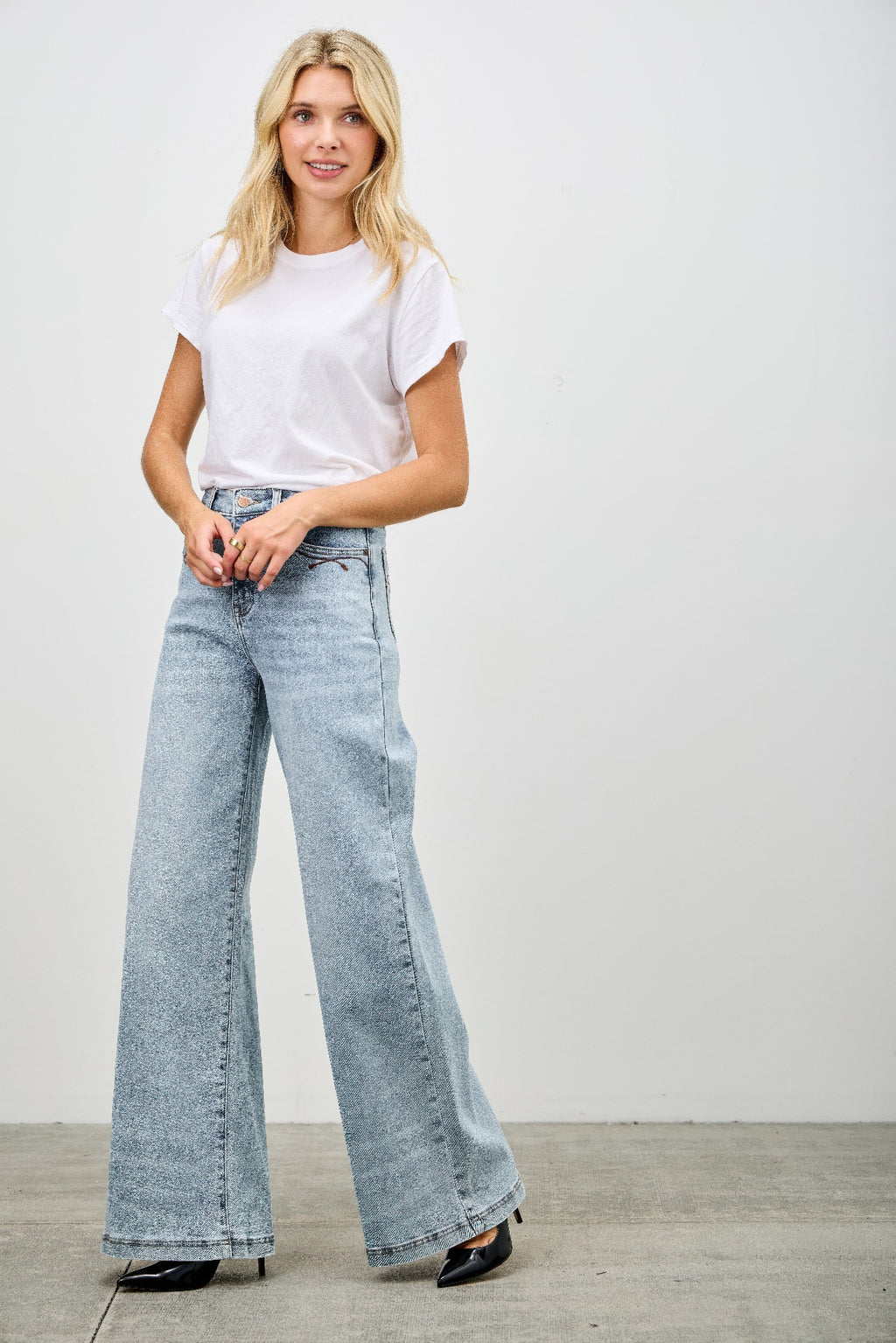 High Rise Classic Wide-Leg Jeans -