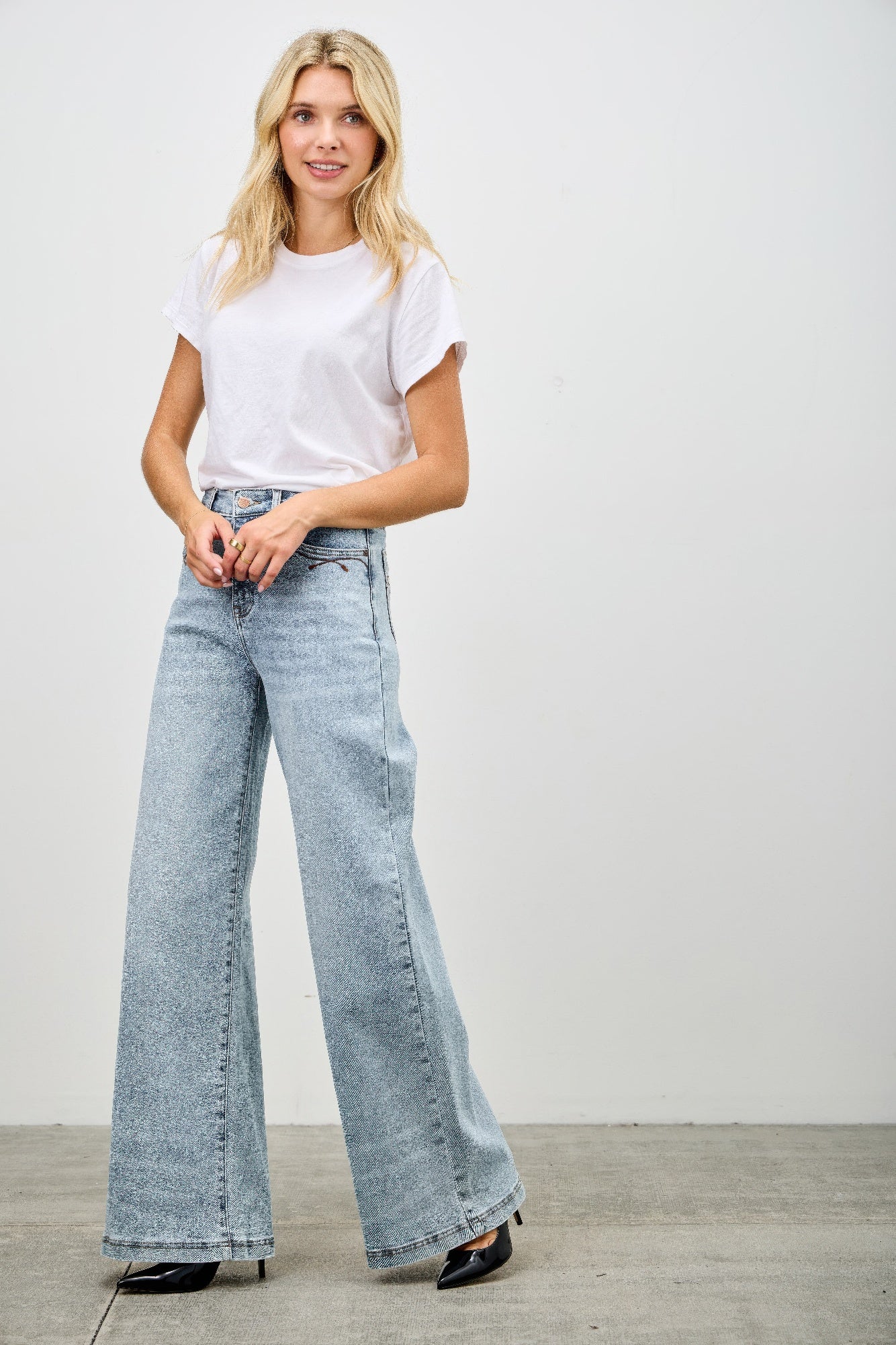 High Rise Classic Wide-Leg Jeans -