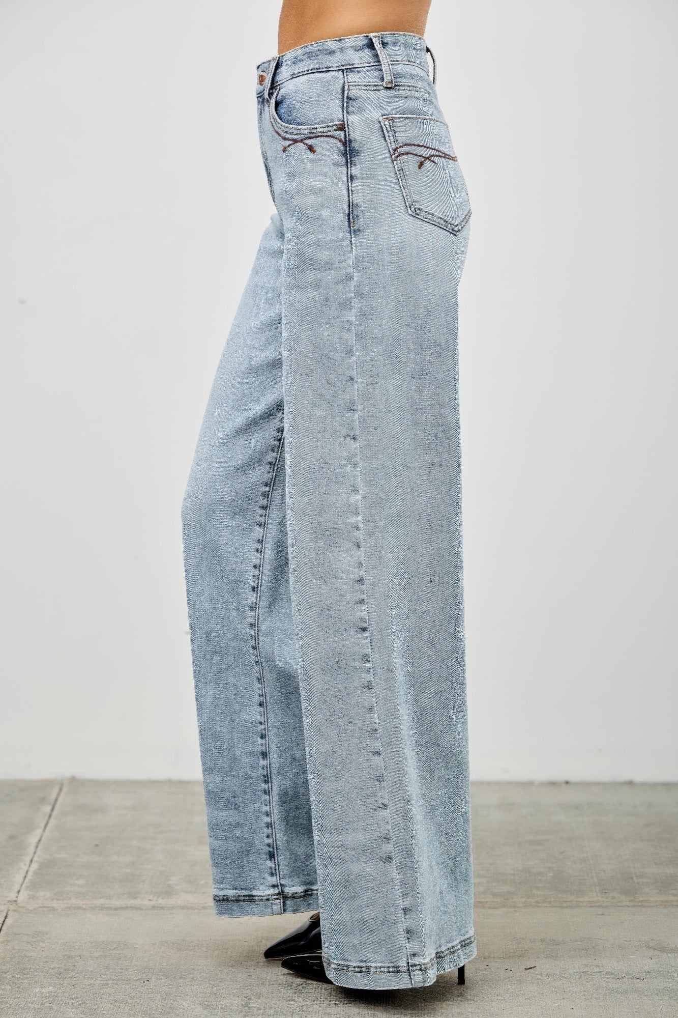 High Rise Classic Wide-Leg Jeans -