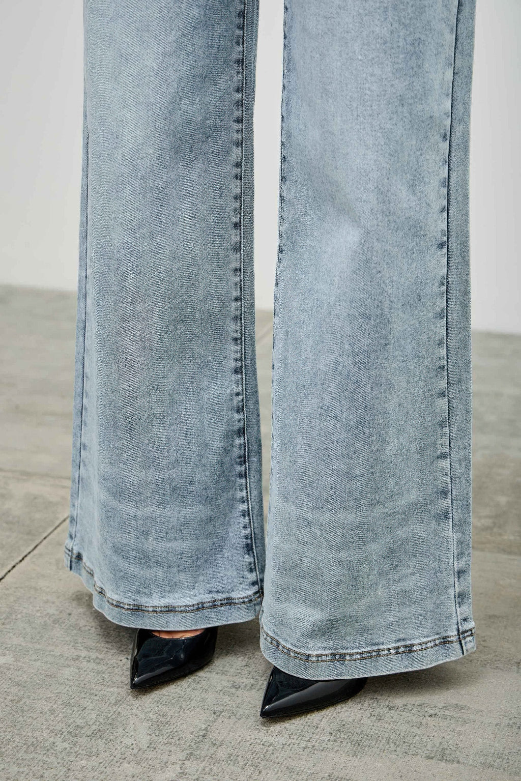 High Rise Classic Wide-Leg Jeans -