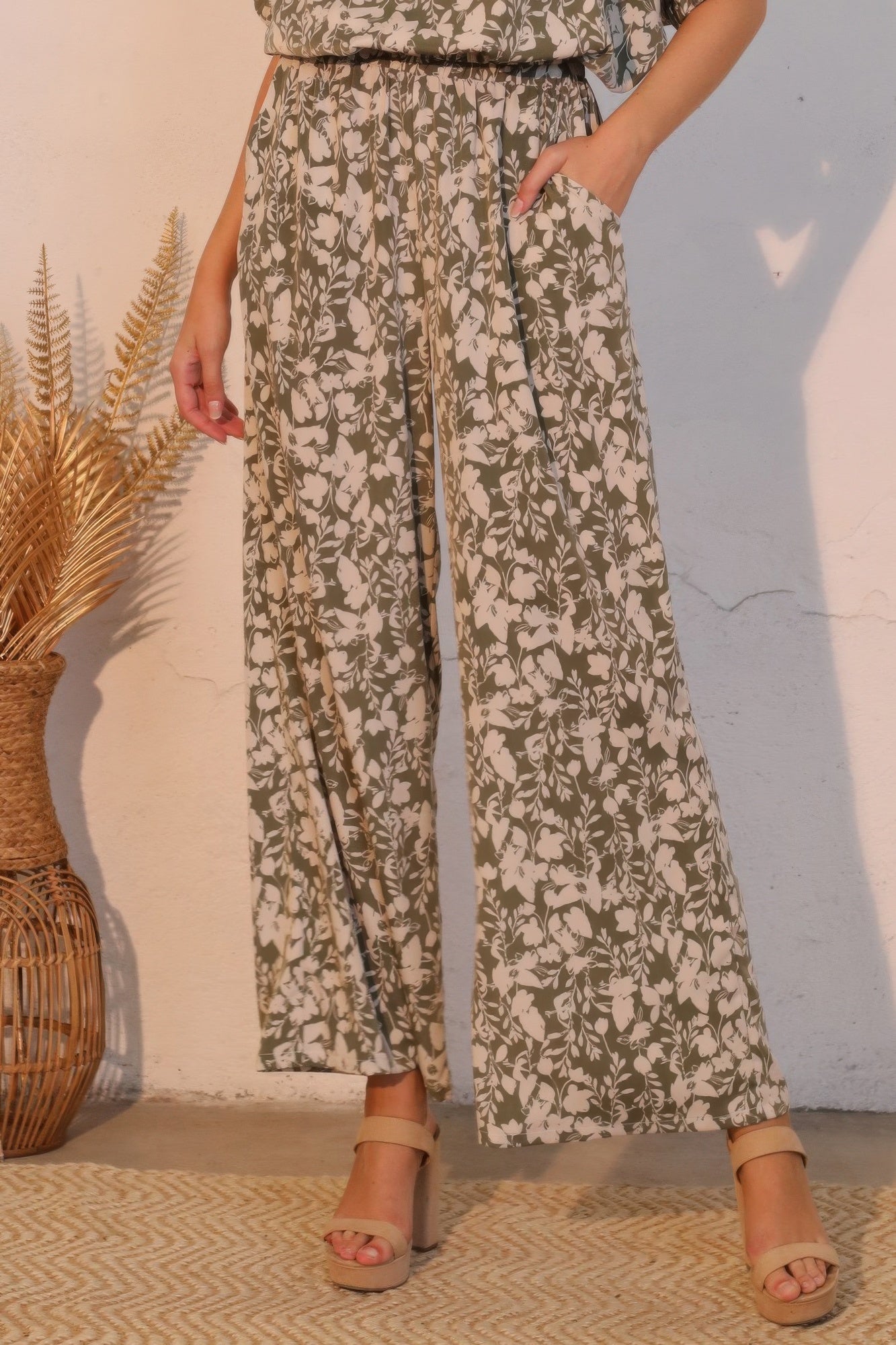 Wide-Leg Pocket Olive Vine Pants Secondary image
