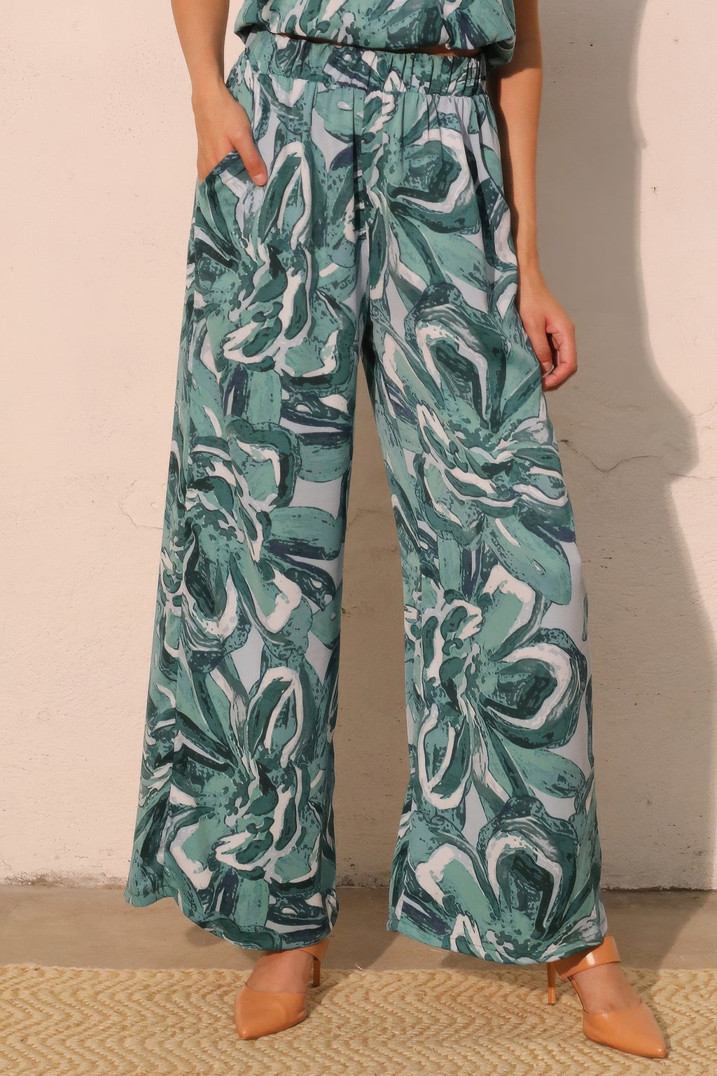 Wide-Leg Pocket Chasing Petals Pants -